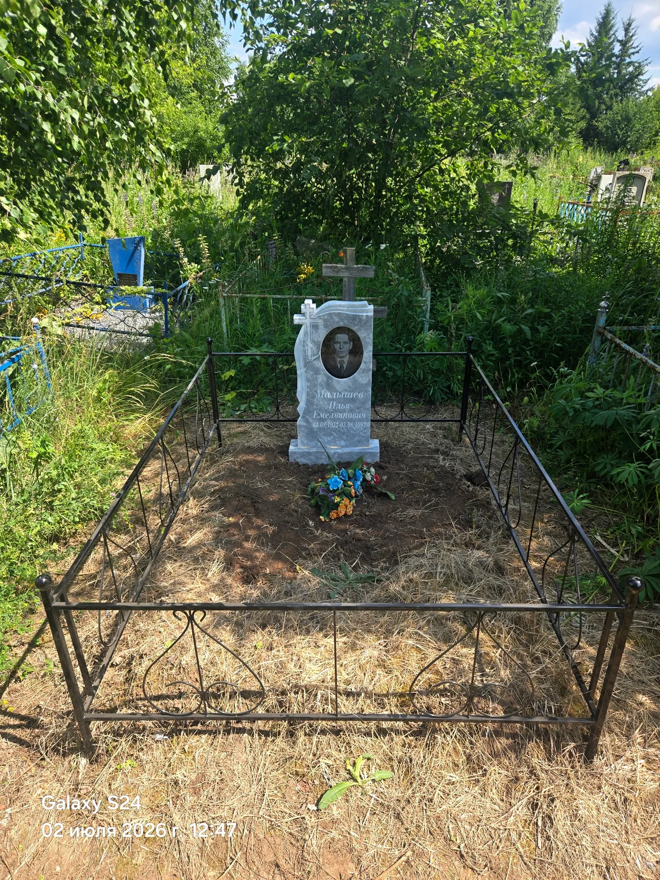 Памятник и ограда